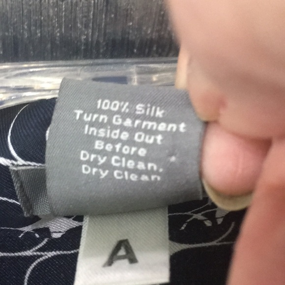 ANN Taylor Ladies Blouse navy and white SILK - Picture 6 of 6